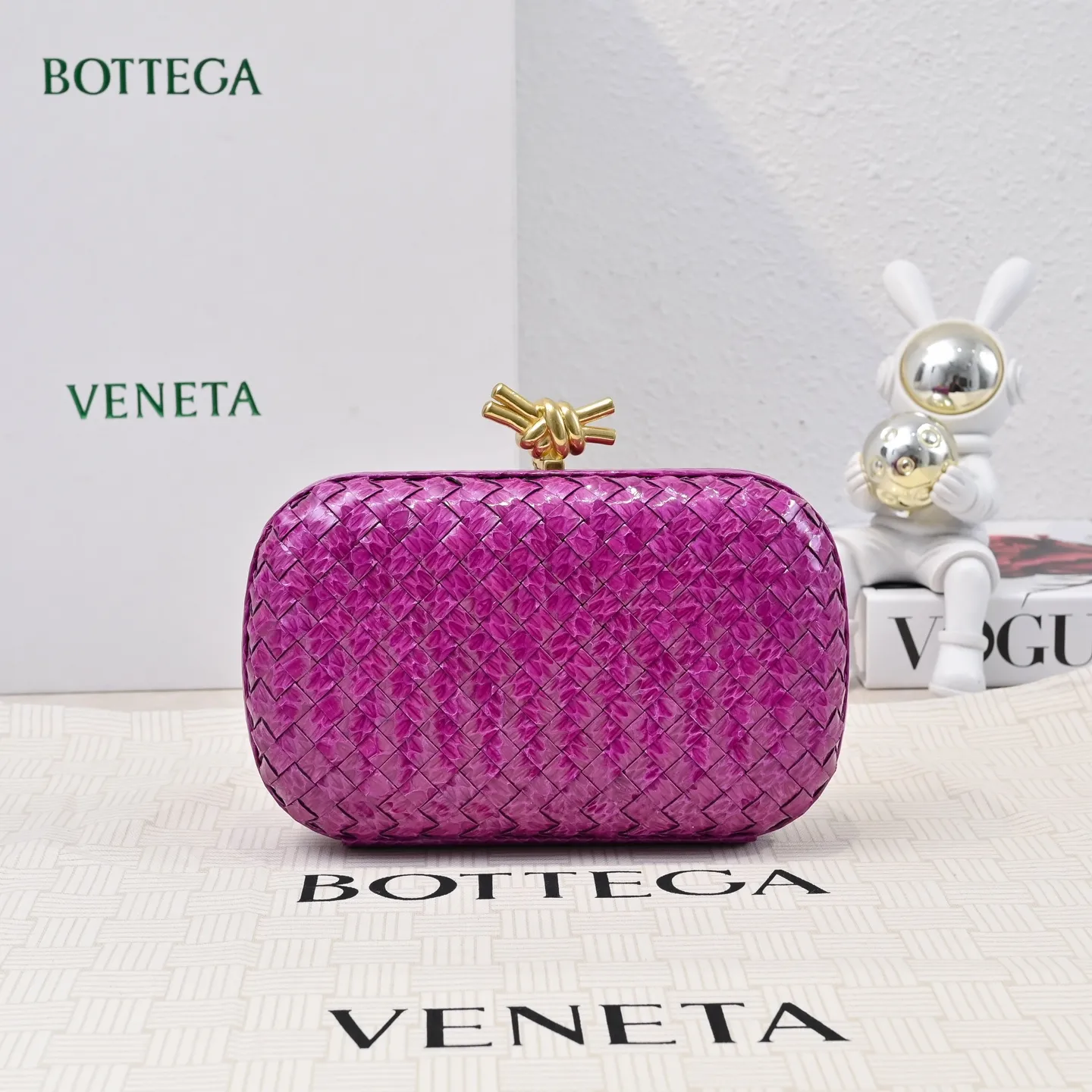 Batch 1860 #BV Knot snakeskin woven evening bag series 🐍 Fashion choice Rare snakeskin bags are full of charm 🌟Using snakeskin pattern woven with knot buckle, the unique texture makes you feel a different kind of refinement and elegance when you touch it 🎀 Its luster is low-key and luxurious, whether it is in the sun or under the light, it can reflect the charming colors 🌈 Holding it in your hand or hanging on your wrist will make you look more elegant and charming✨✨ Model: 717622 Size: 20x12x5.5